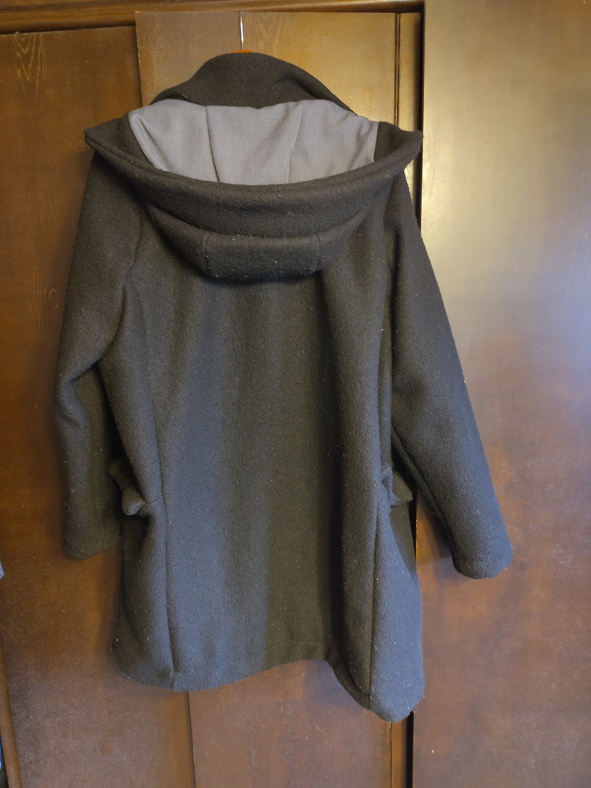 Mantel aus Wollwalk von hinten