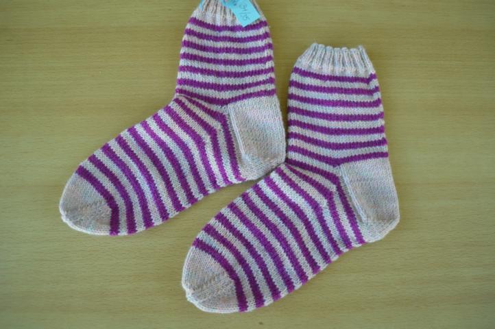 Rosa-purpur Ringelsocken