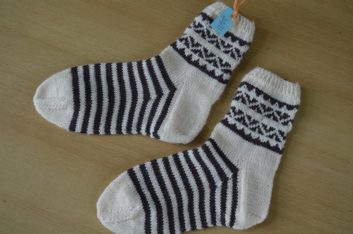 Restesocken mit Einstrickmuster