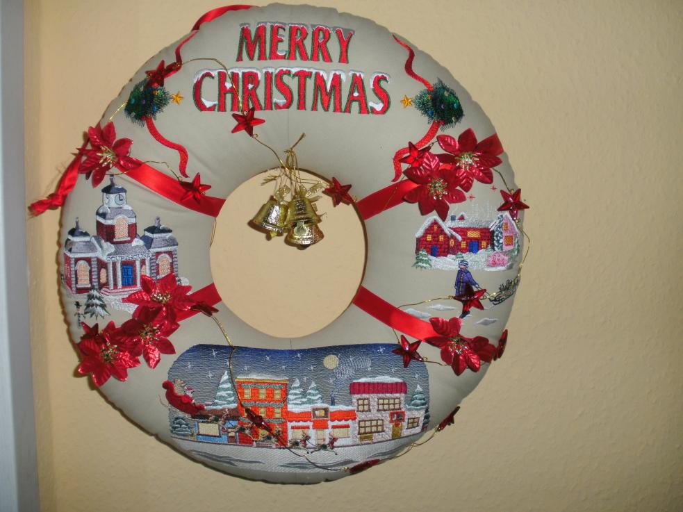 Weihnachts-Wreath, Stickbild unten von Embroidery Library,rechts und links von Victorian Village Embroidery Designs