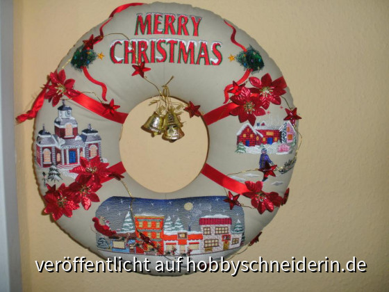 Weihnachts-Wreath, Stickbild unten von Embroidery Library,rechts und links von Victorian Village Embroidery Designs