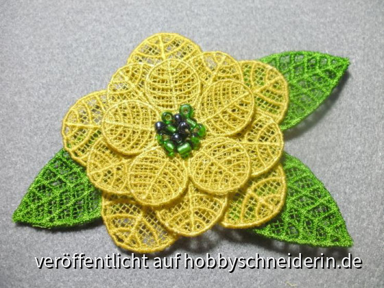 3D Blume selbt entworfen und gepuncht, gestickt auf der Artista 200, bestickt mit grünen Perlen