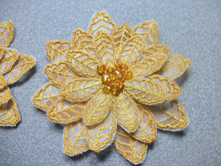 Blumen-Brosche selbst entworfen und gepuncht, gestickt auf der Artista 200,unterlegt mit bedrucktem Gardinenstoff, bestickt mit goldfarbenen Perlen