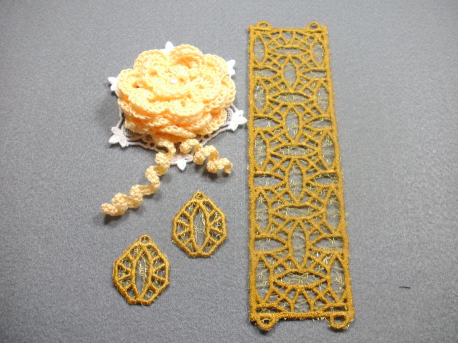 Armband und Ohrringe selbt entworfen und digitalisiert, gestickt auf der Artista 200, unterlegt mit einem goldfarbenen Dekostoff