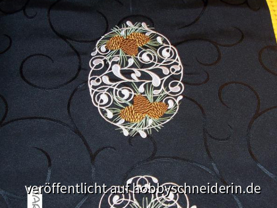 Tischläufer Stickmuster von Embroidery Library gestickt mit der Artista 200