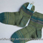 Kindersocken in Grüntönen