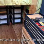 B3 Unter d.Bett Rollcontainer, dahinter Regale und rechts auch noch unterschiedlich tiefe Regale (das sichtbare ist ein doppelt hintereinander gestelltes Kinderregal vom Schweden, die anderen Regale unter dem Bett sind auch aus dem alten Kinderzimmer - Na