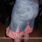 Recyclingjeansrock halb von hinten.