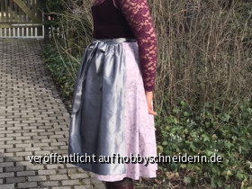 Einheit 31 - Dirndl mit Schürze Seite - Ceri