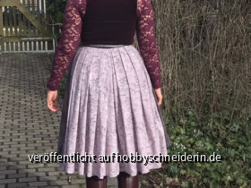 Einheit 31 - Dirndl im Miederschnitt hinten - Ceri