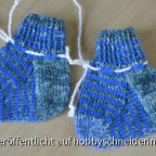 Babysöckchen mit blauen Streifen