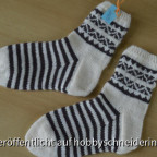 Restesocken mit Einstrickmuster