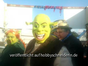 shrek und fiona beim faschingsumzug