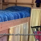 B1 Bett = Kellerersatz + Sprossenleiter zum 'Speicher', auch noch für's Lesebrett. Auf dem Brett ist ein inch/cm Massband aufgeklebt