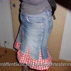 Recyclingjeansrock von der Seite.