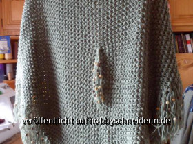 Poncho mit eingestrickten Perlen