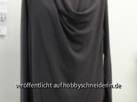 Drape-Strickjacke. 
Auf 3 Arten zu tragen. Komplett geschlossen, wie auf dem Foto, halb geschlossen oder offen.