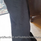 Schwarze Leinenhose von der Seite