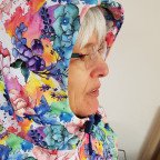 Softshellparka mit regenbogenbunten Blumen