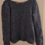 Einfacher gestrickter Pullover