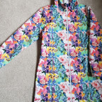 Softshellparka mit regenbogenbunten Blumen