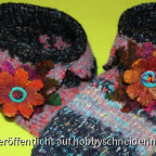 Kinderpuschen aus Filzstrickwolle,verziert mit nassgefilzter Blüte