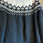 Gestrickte Norwegerjacke von hinten