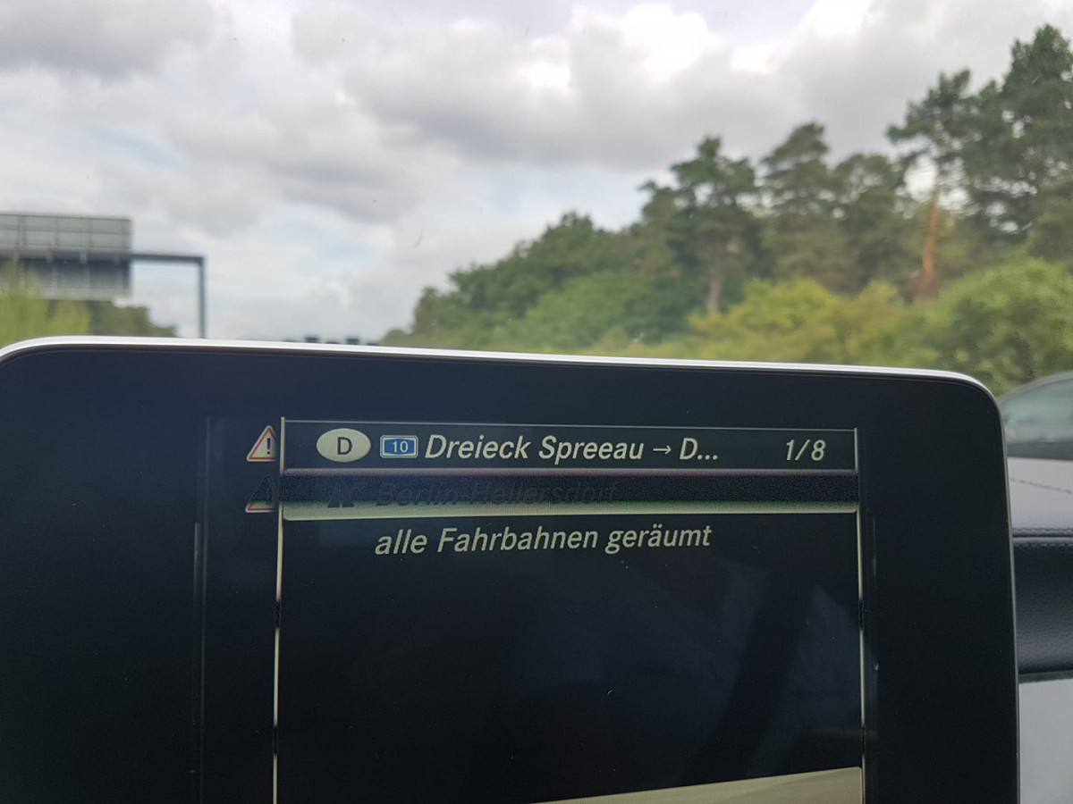 mobiler Arbeitsplatz auf der Autobahn