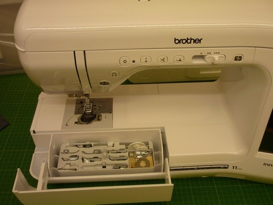 brother Innov-is VQ2 befülltes Zubehörfach