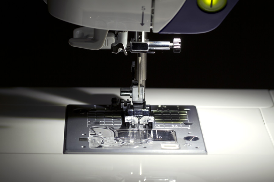 JUKI HZL-G220 ausgeleuchteter Arbeitsbereich
