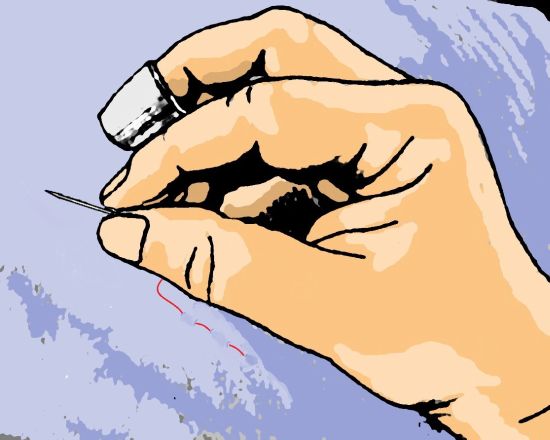 Fingerhut Nadel zwischen Daumen und Zeigefinger